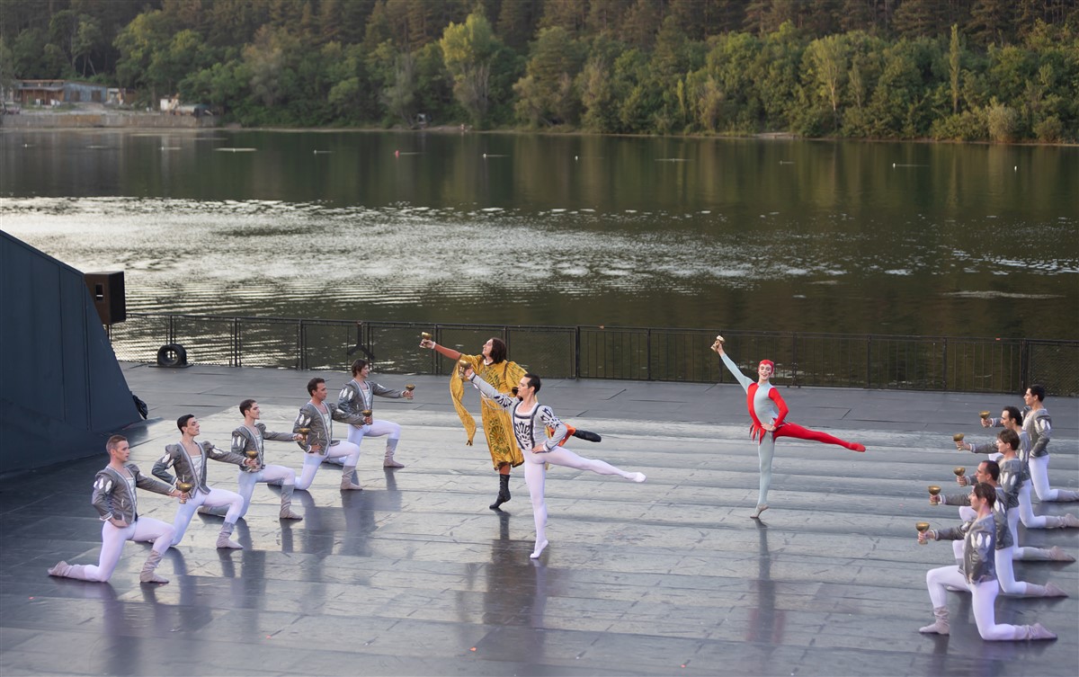 Снимка: ЛЕБЕДОВО ЕЗЕРО / SWAN LAKE by Pyotr Ilyich Tchaikovsky