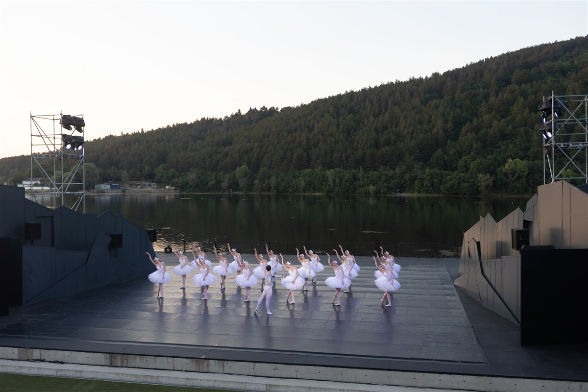 Снимка: ЛЕБЕДОВО ЕЗЕРО / SWAN LAKE by Pyotr Ilyich Tchaikovsky
