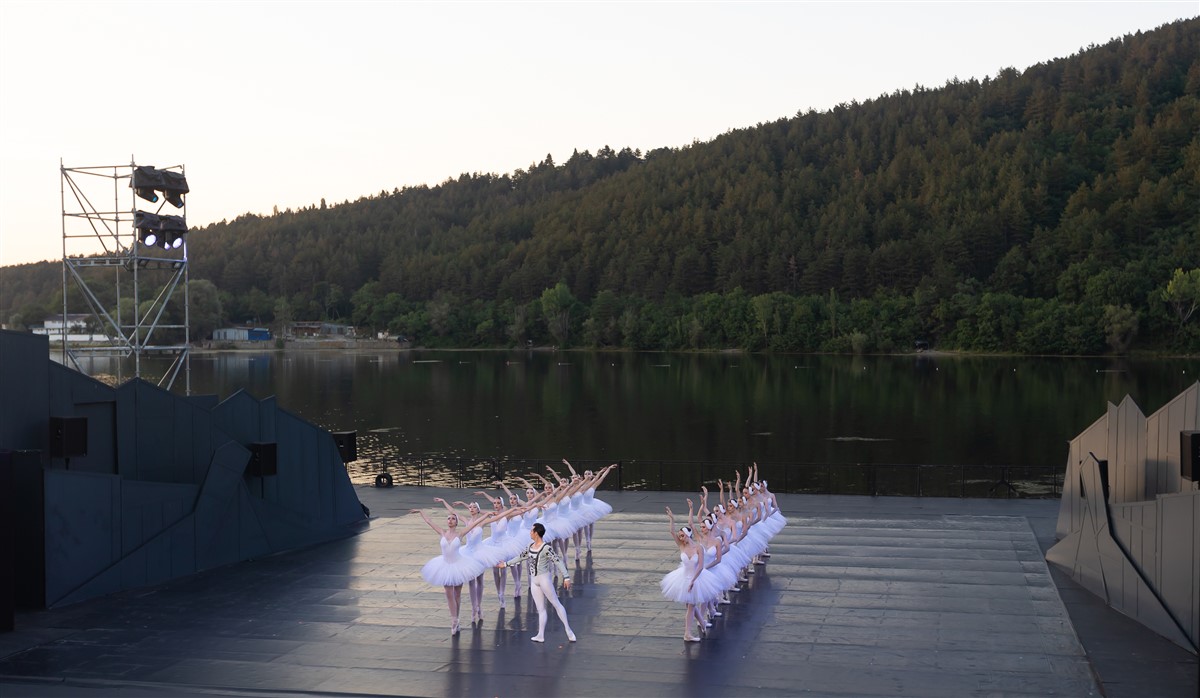 Снимка: ЛЕБЕДОВО ЕЗЕРО / SWAN LAKE by Pyotr Ilyich Tchaikovsky