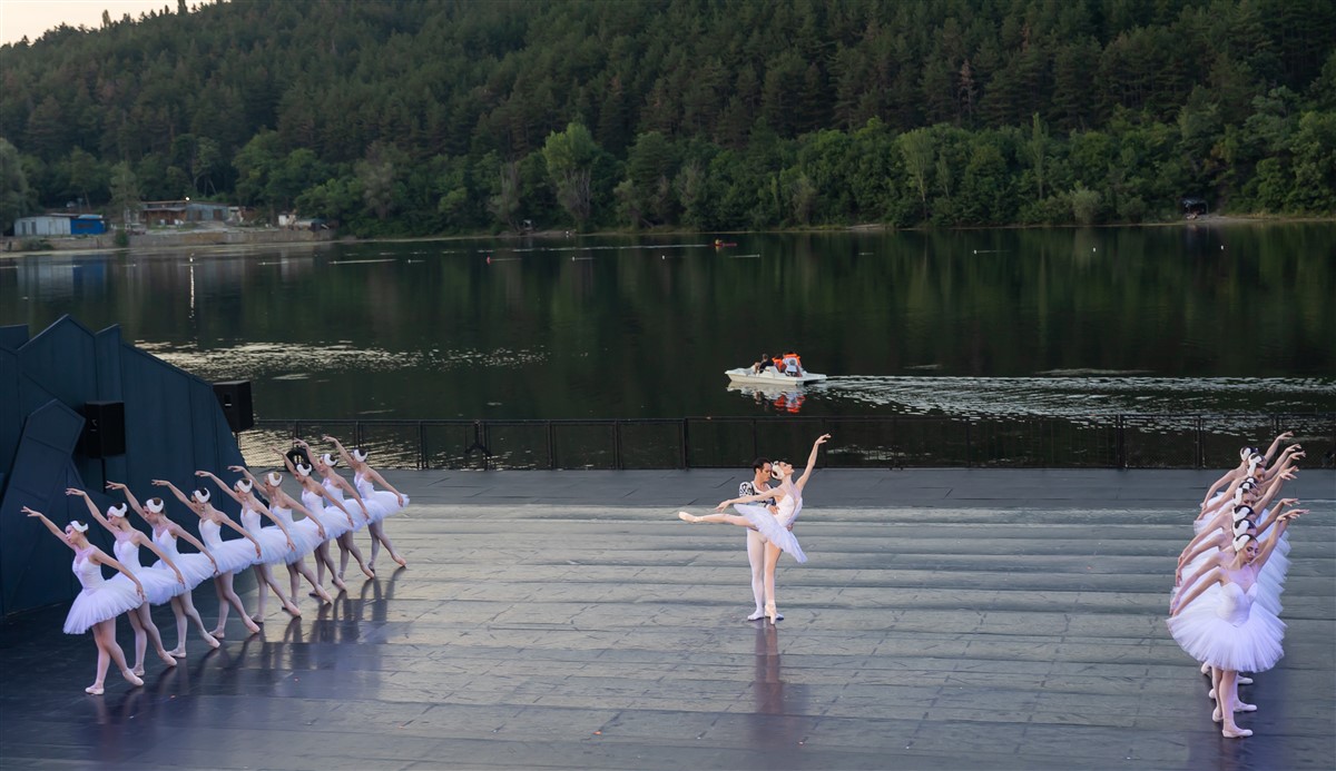 Снимка: ЛЕБЕДОВО ЕЗЕРО / SWAN LAKE by Pyotr Ilyich Tchaikovsky