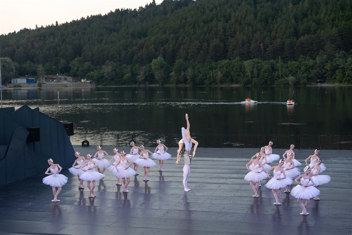 Снимка: ЛЕБЕДОВО ЕЗЕРО / SWAN LAKE by Pyotr Ilyich Tchaikovsky