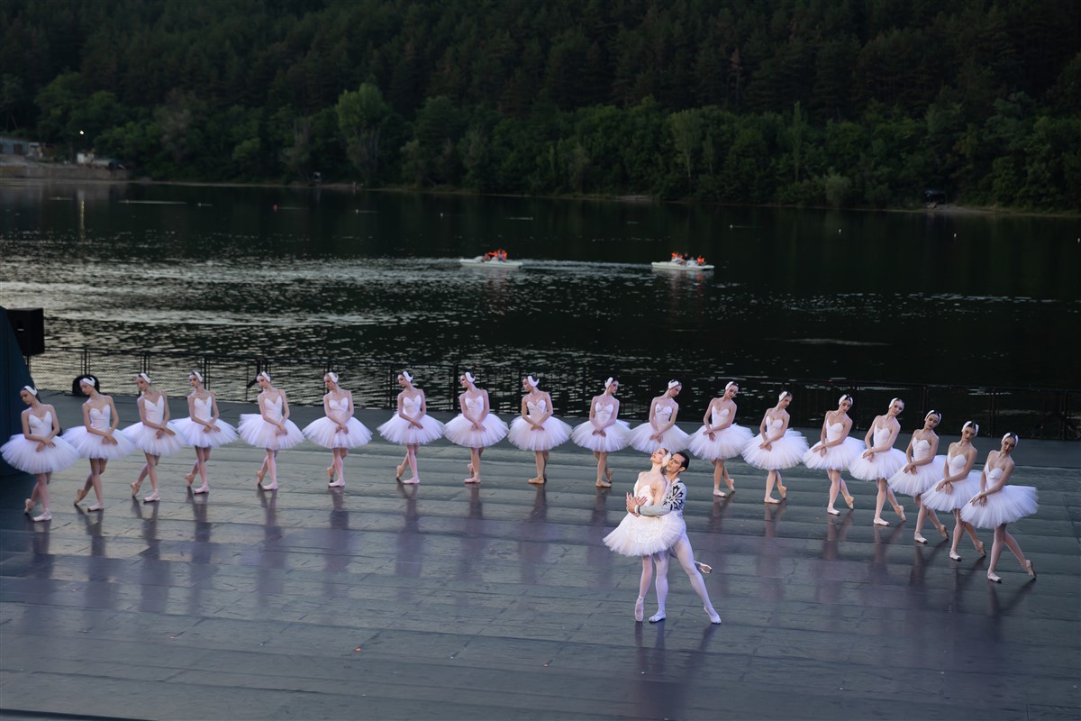 Снимка: ЛЕБЕДОВО ЕЗЕРО / SWAN LAKE by Pyotr Ilyich Tchaikovsky