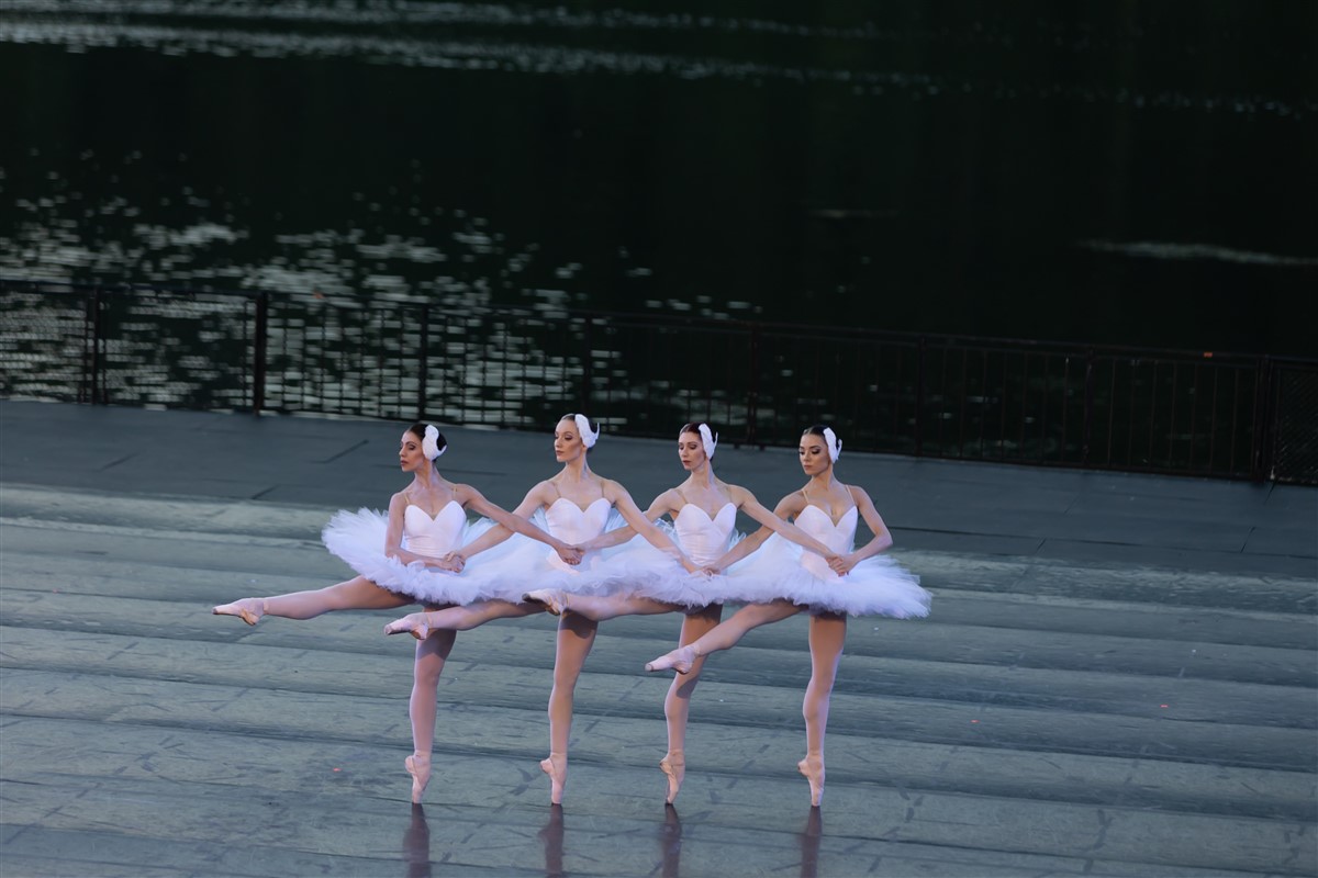 Снимка: ЛЕБЕДОВО ЕЗЕРО / SWAN LAKE by Pyotr Ilyich Tchaikovsky