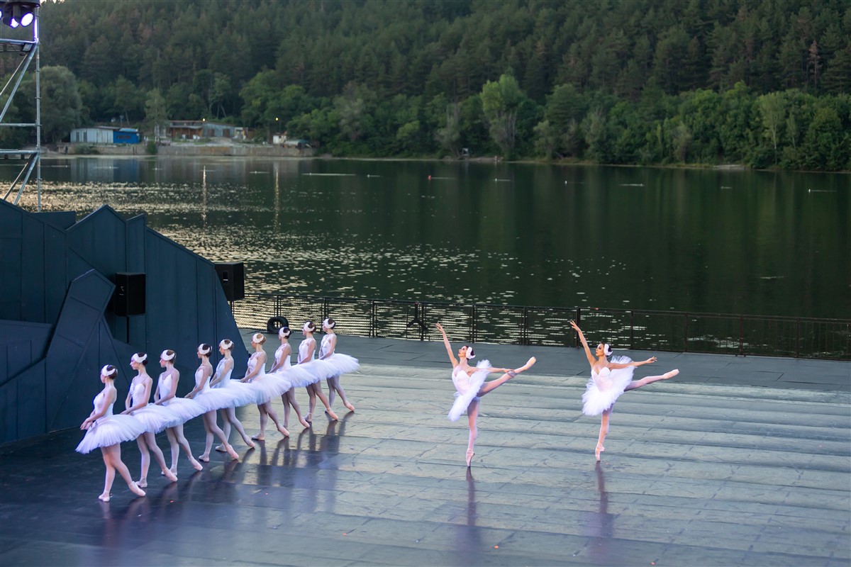 Снимка: ЛЕБЕДОВО ЕЗЕРО / SWAN LAKE by Pyotr Ilyich Tchaikovsky