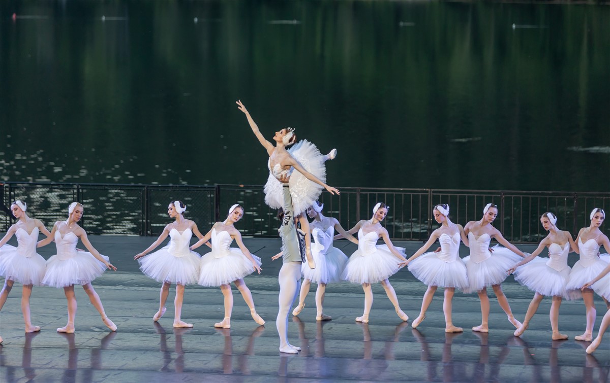 Снимка: ЛЕБЕДОВО ЕЗЕРО / SWAN LAKE by Pyotr Ilyich Tchaikovsky