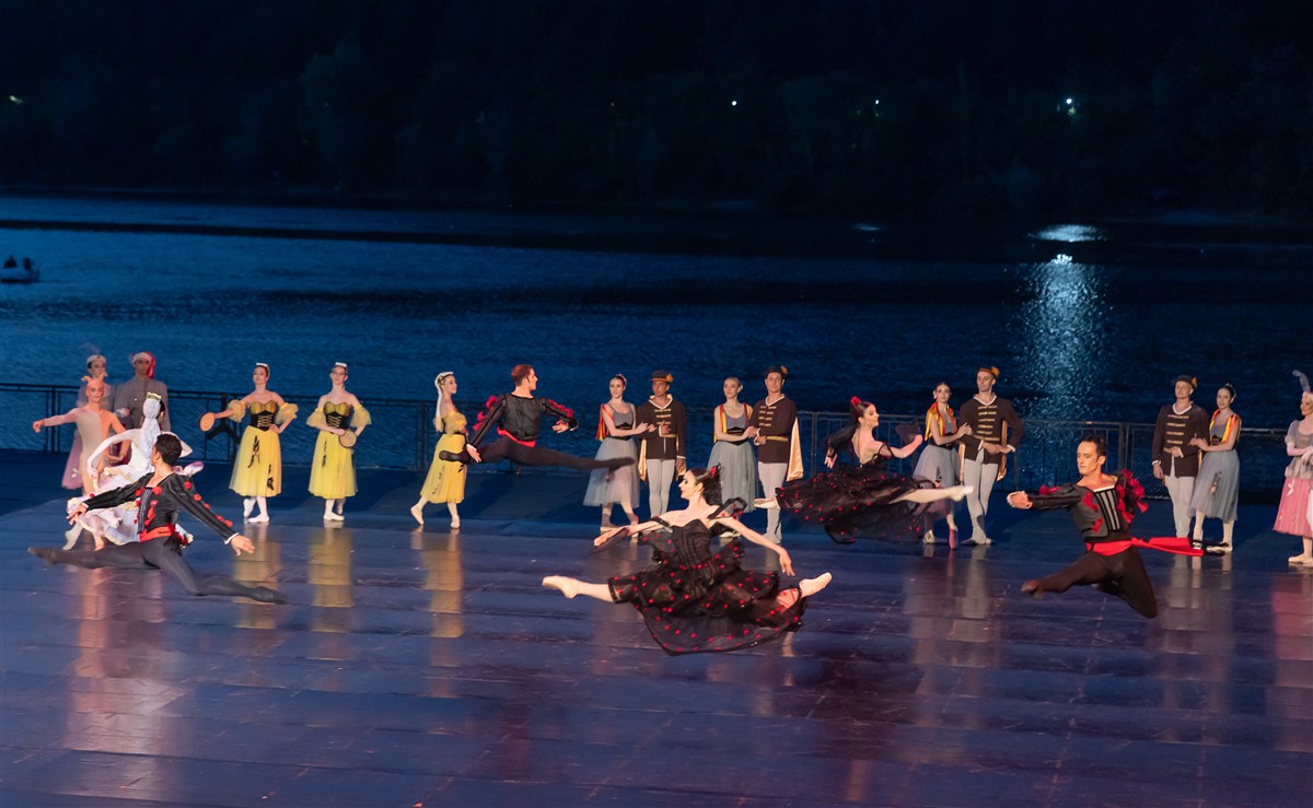 Снимка: ЛЕБЕДОВО ЕЗЕРО / SWAN LAKE by Pyotr Ilyich Tchaikovsky