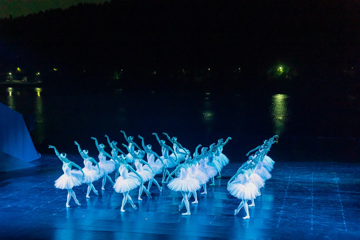 Снимка: ЛЕБЕДОВО ЕЗЕРО / SWAN LAKE by Pyotr Ilyich Tchaikovsky