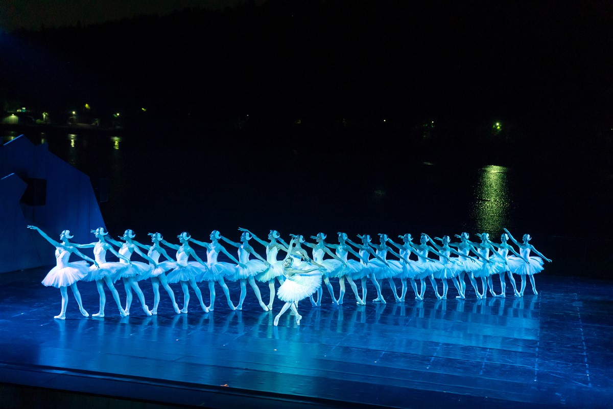 Снимка: ЛЕБЕДОВО ЕЗЕРО / SWAN LAKE by Pyotr Ilyich Tchaikovsky