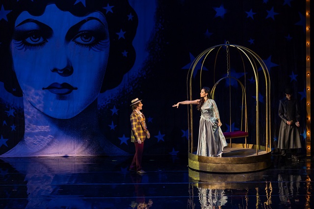 Джоджоска-Младенова в сцена от „Вълшебната флейта“ на сцената на Софийската опера.