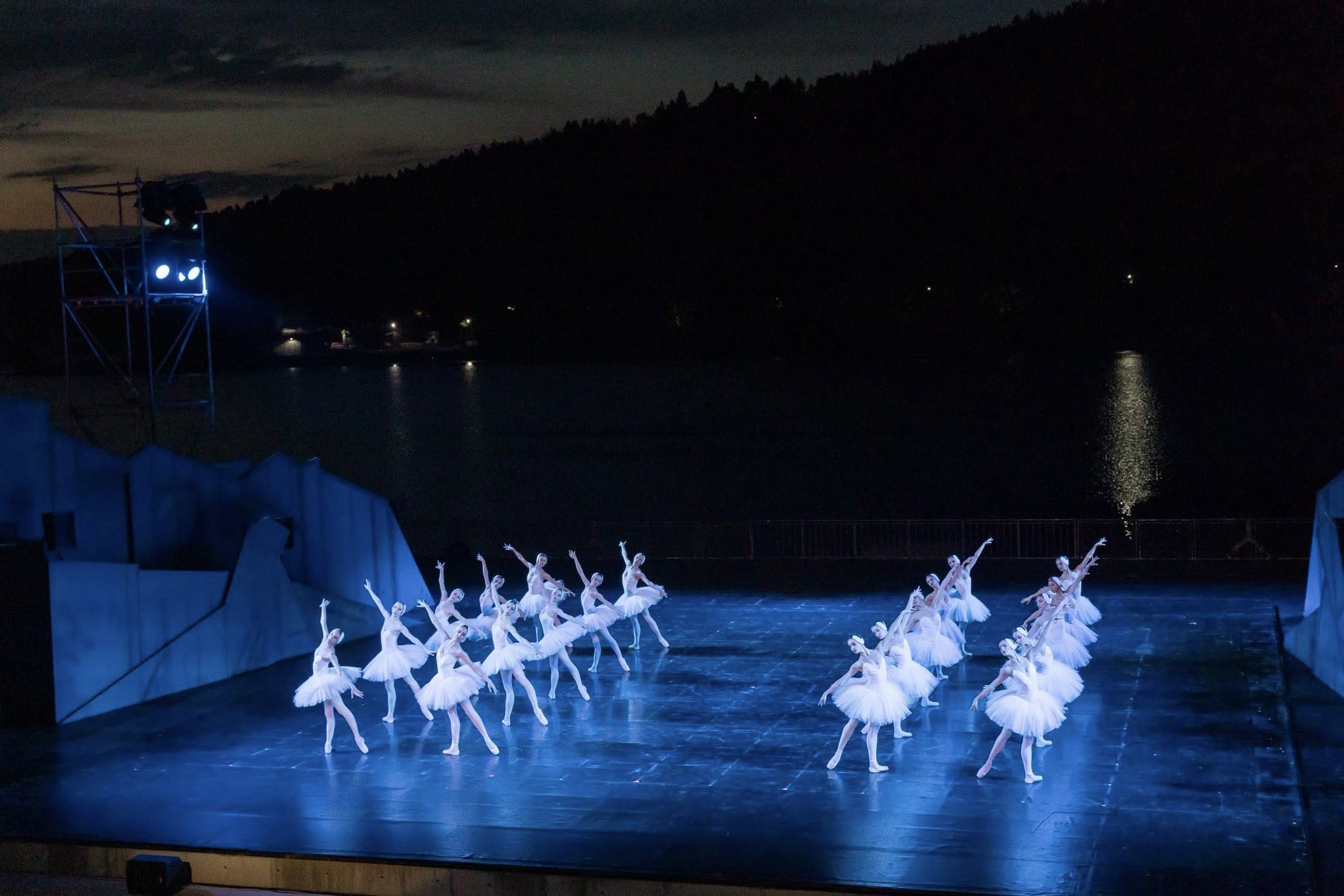 Снимка: ЛЕБЕДОВО ЕЗЕРО / SWAN LAKE by Pyotr Ilyich Tchaikovsky