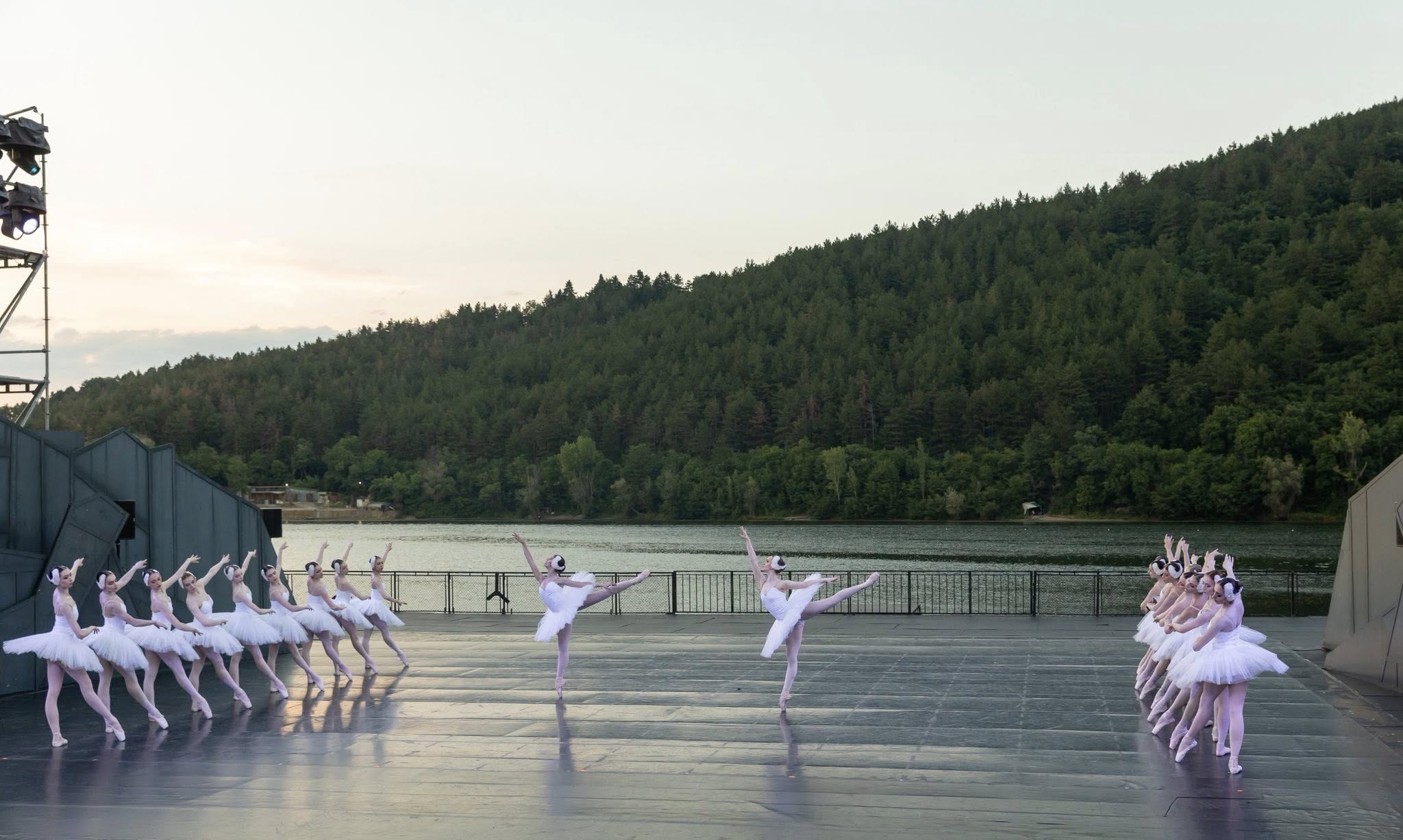 Снимка: ЛЕБЕДОВО ЕЗЕРО / SWAN LAKE by Pyotr Ilyich Tchaikovsky