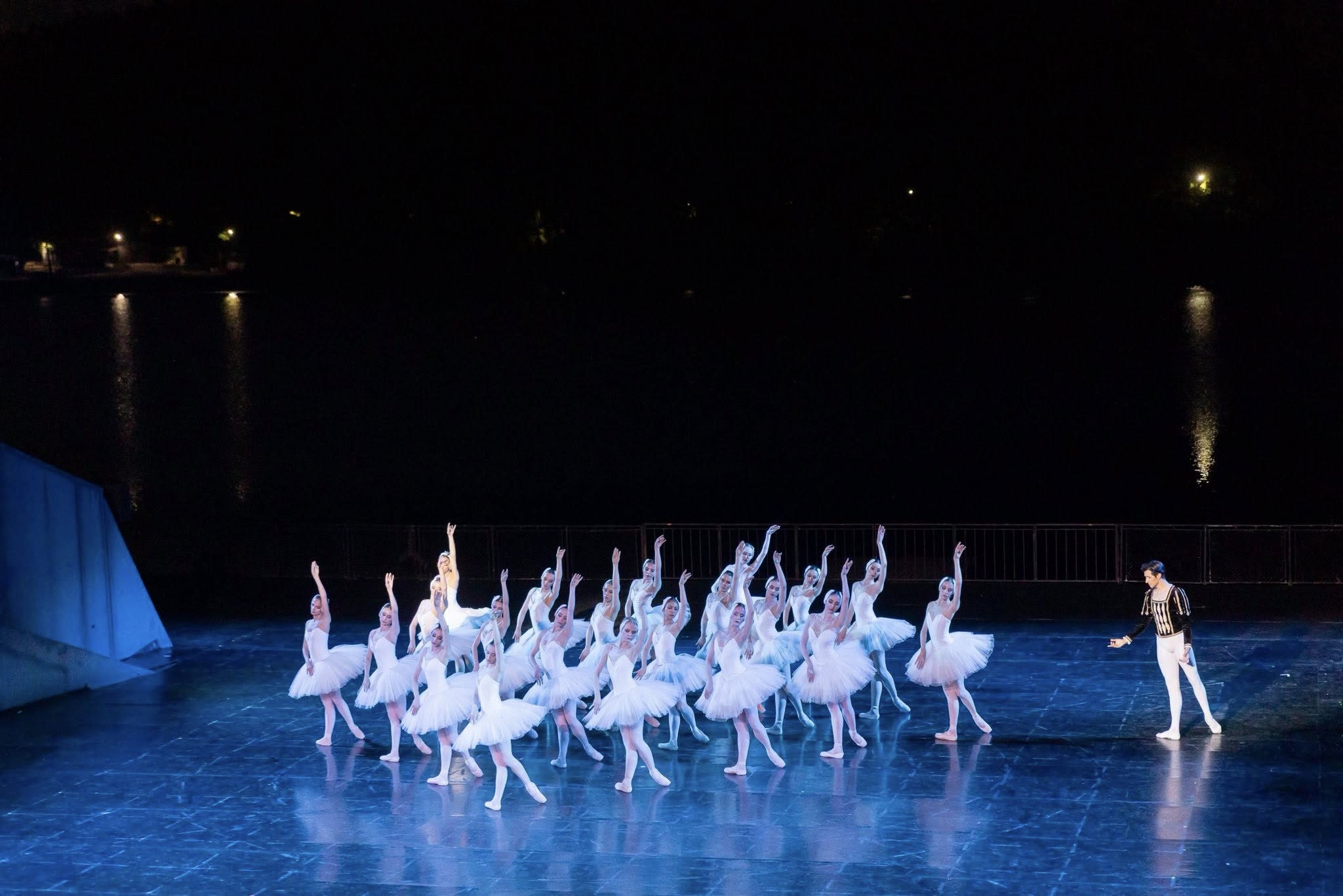 Снимка: ЛЕБЕДОВО ЕЗЕРО / SWAN LAKE by Pyotr Ilyich Tchaikovsky