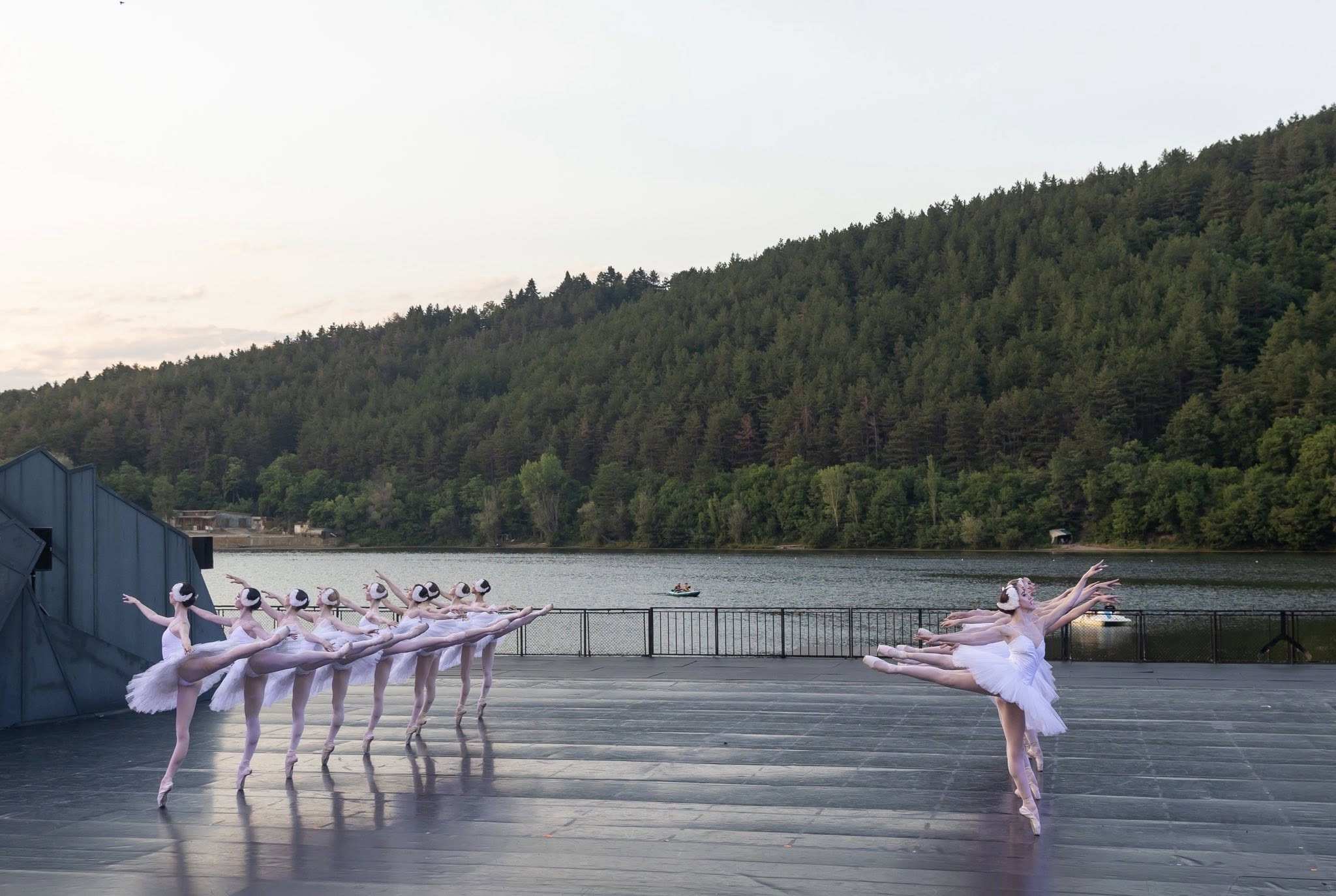 Снимка: ЛЕБЕДОВО ЕЗЕРО / SWAN LAKE by Pyotr Ilyich Tchaikovsky