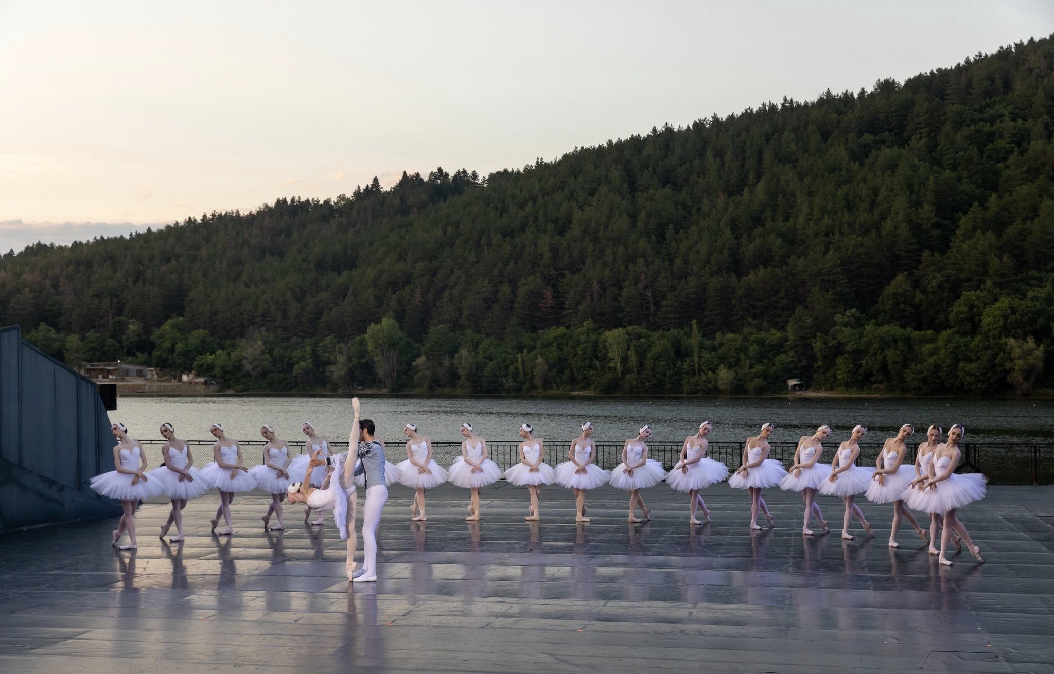 Снимка: ЛЕБЕДОВО ЕЗЕРО / SWAN LAKE by Pyotr Ilyich Tchaikovsky