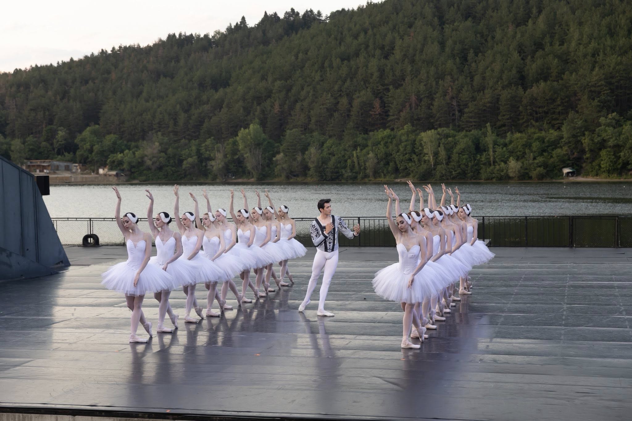 Снимка: ЛЕБЕДОВО ЕЗЕРО / SWAN LAKE by Pyotr Ilyich Tchaikovsky