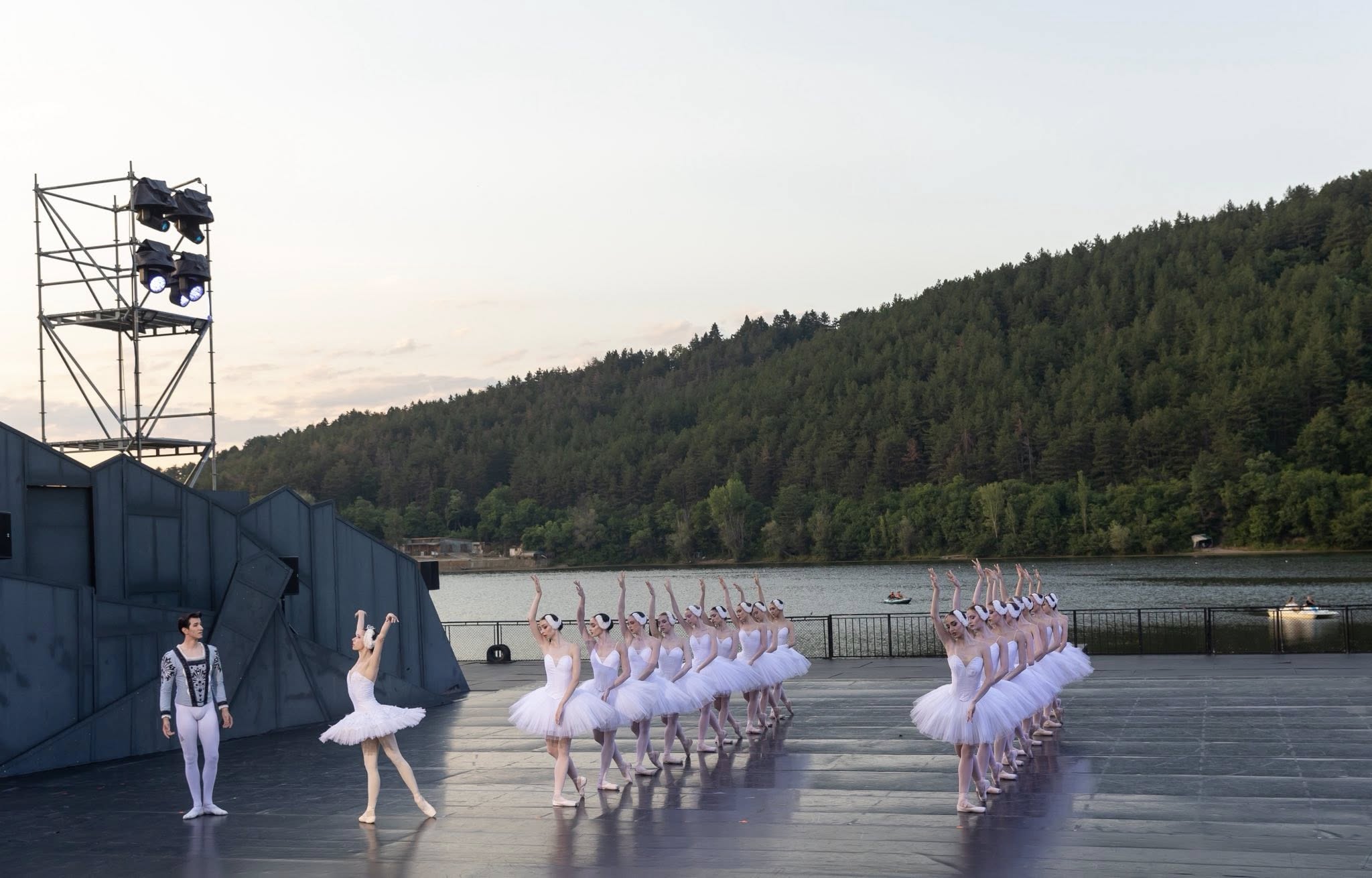 Снимка: ЛЕБЕДОВО ЕЗЕРО / SWAN LAKE by Pyotr Ilyich Tchaikovsky