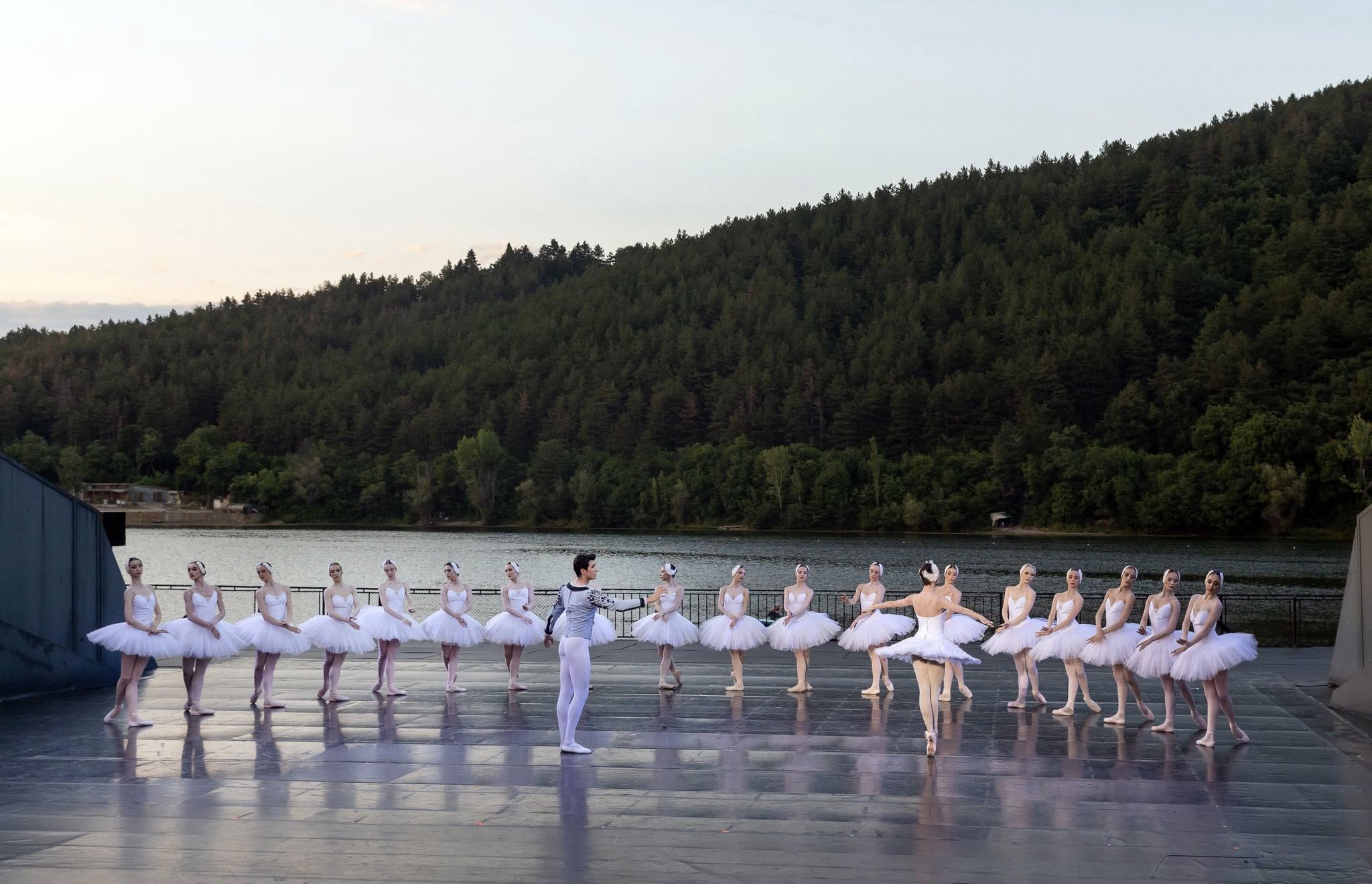 Снимка: ЛЕБЕДОВО ЕЗЕРО / SWAN LAKE by Pyotr Ilyich Tchaikovsky