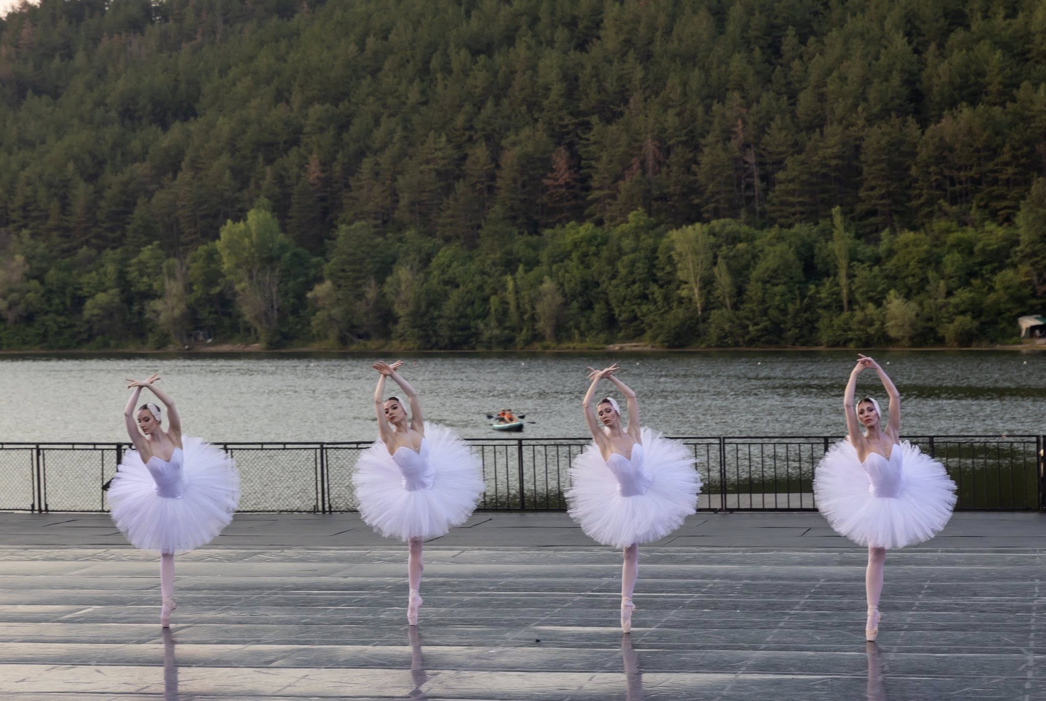 Снимка: ЛЕБЕДОВО ЕЗЕРО / SWAN LAKE by Pyotr Ilyich Tchaikovsky