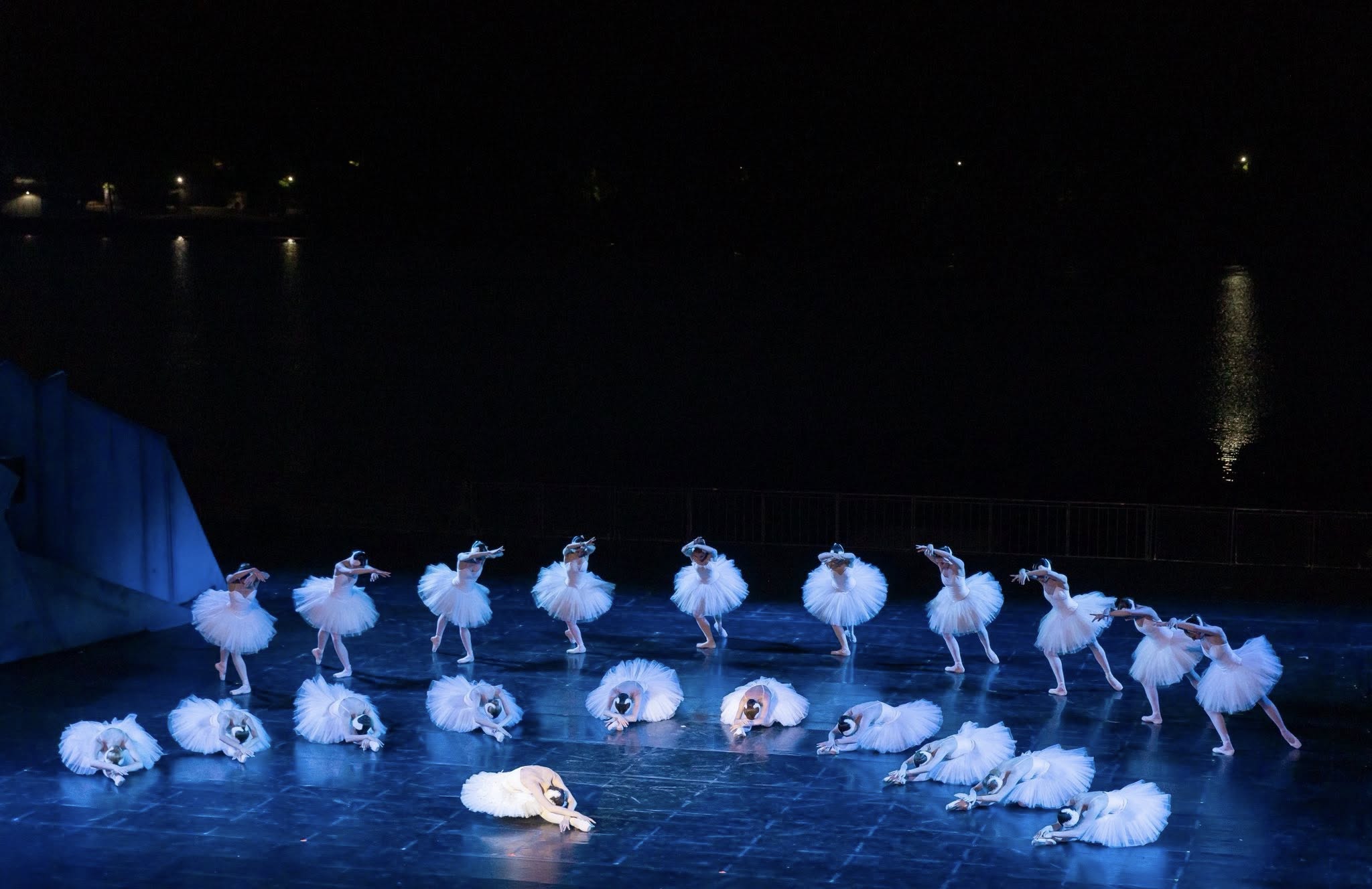 Снимка: ЛЕБЕДОВО ЕЗЕРО / SWAN LAKE by Pyotr Ilyich Tchaikovsky