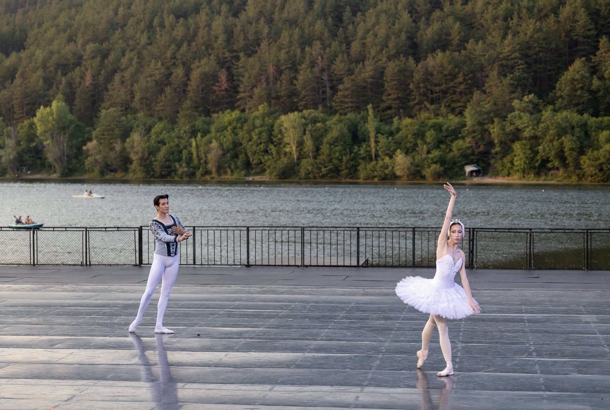 Снимка: ЛЕБЕДОВО ЕЗЕРО / SWAN LAKE by Pyotr Ilyich Tchaikovsky