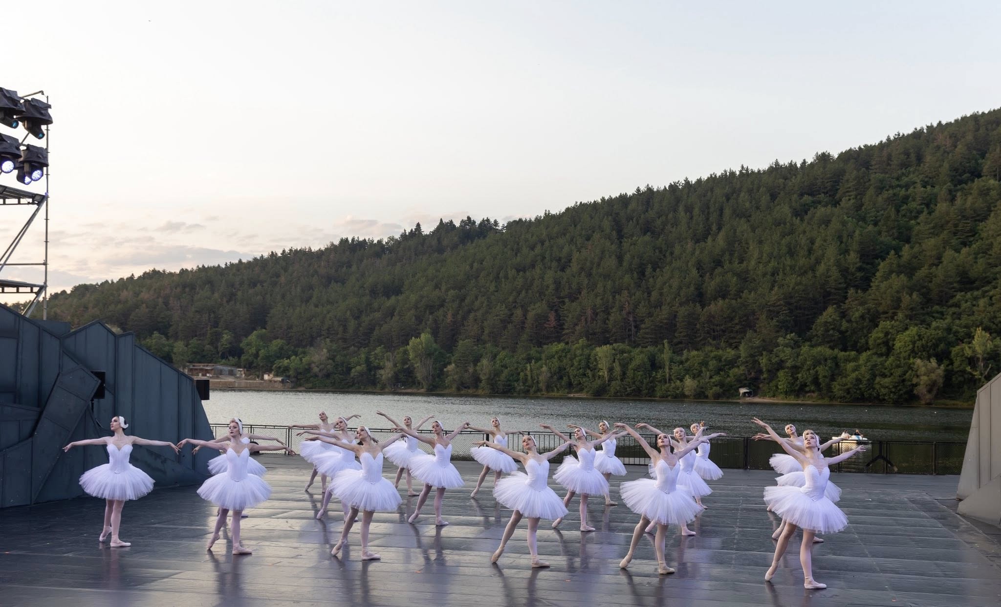 Снимка: ЛЕБЕДОВО ЕЗЕРО / SWAN LAKE by Pyotr Ilyich Tchaikovsky