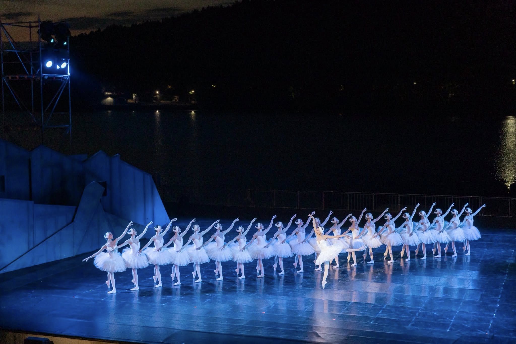 Снимка: ЛЕБЕДОВО ЕЗЕРО / SWAN LAKE by Pyotr Ilyich Tchaikovsky
