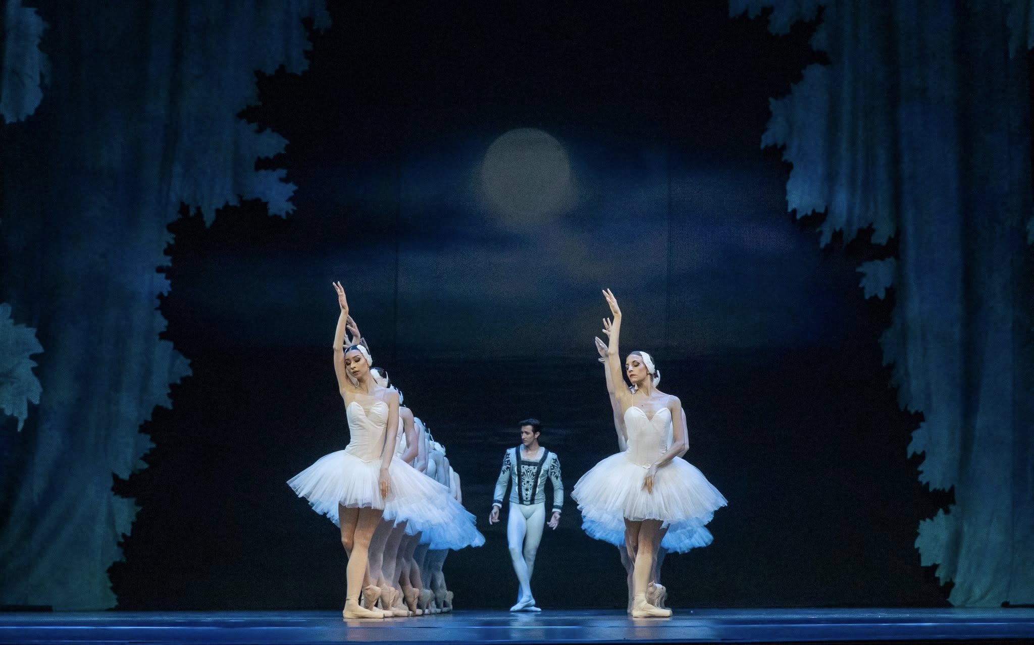 Снимка: ЛЕБЕДОВО ЕЗЕРО / SWAN LAKE by Pyotr Ilyich Tchaikovsky