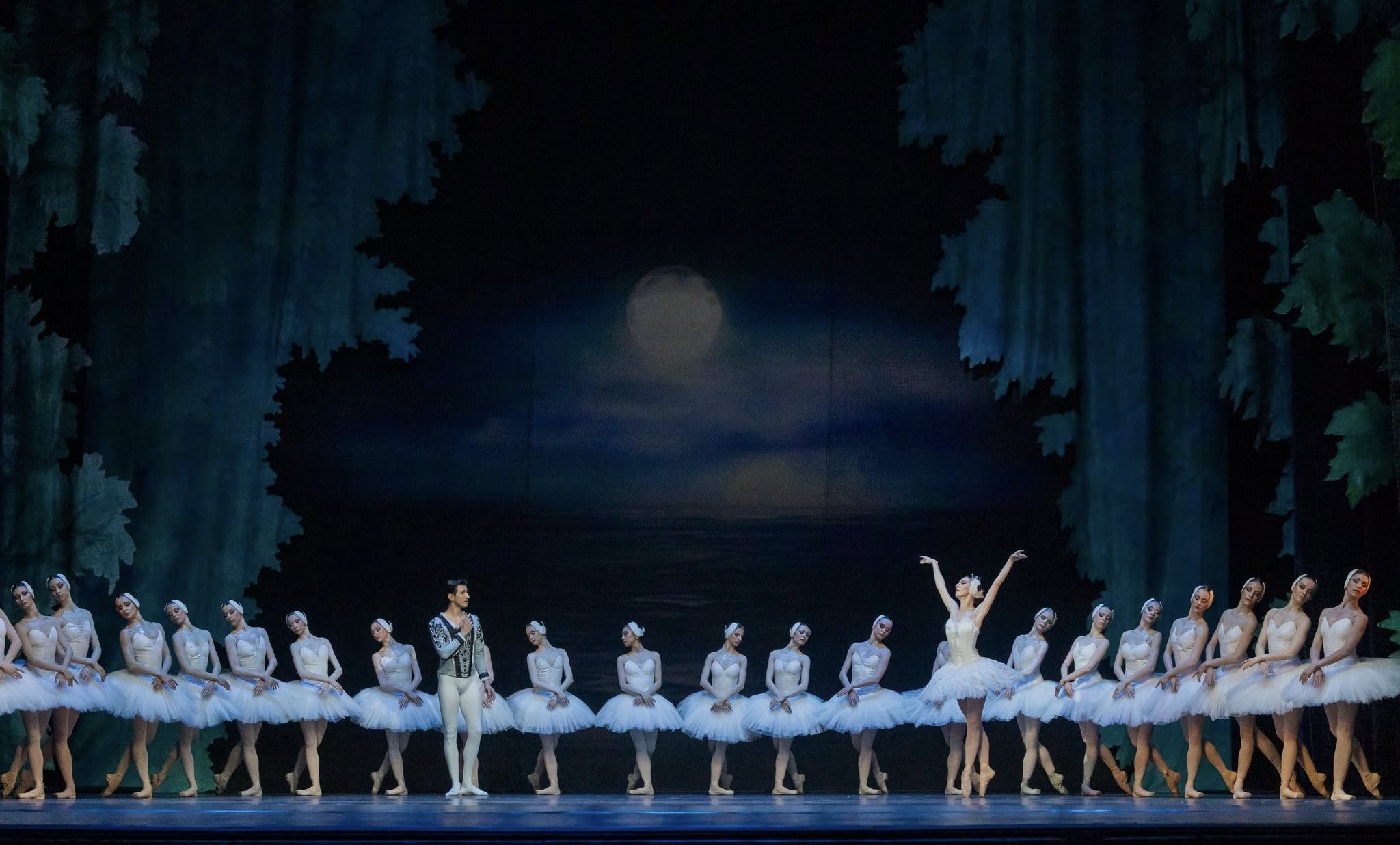 Снимка: ЛЕБЕДОВО ЕЗЕРО / SWAN LAKE by Pyotr Ilyich Tchaikovsky
