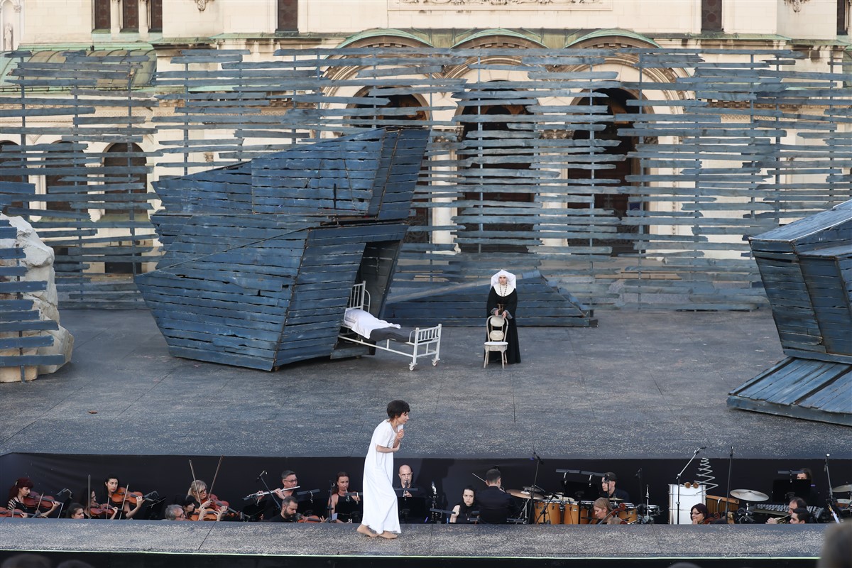 Снимка: КЛЕТНИЦИТЕ / LES MISЕ́RABLES Musical by Claude-Michel Schönberg Alain Boublil