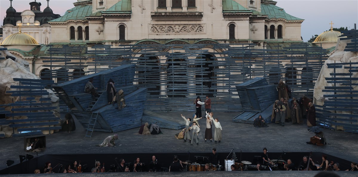 Снимка: КЛЕТНИЦИТЕ / LES MISЕ́RABLES Musical by Claude-Michel Schönberg Alain Boublil