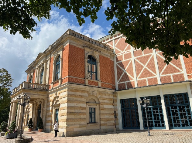 Kommentare zur Bestellung des Regisseurs für den Bayreuther „Ring des Nibelungen“ 2028