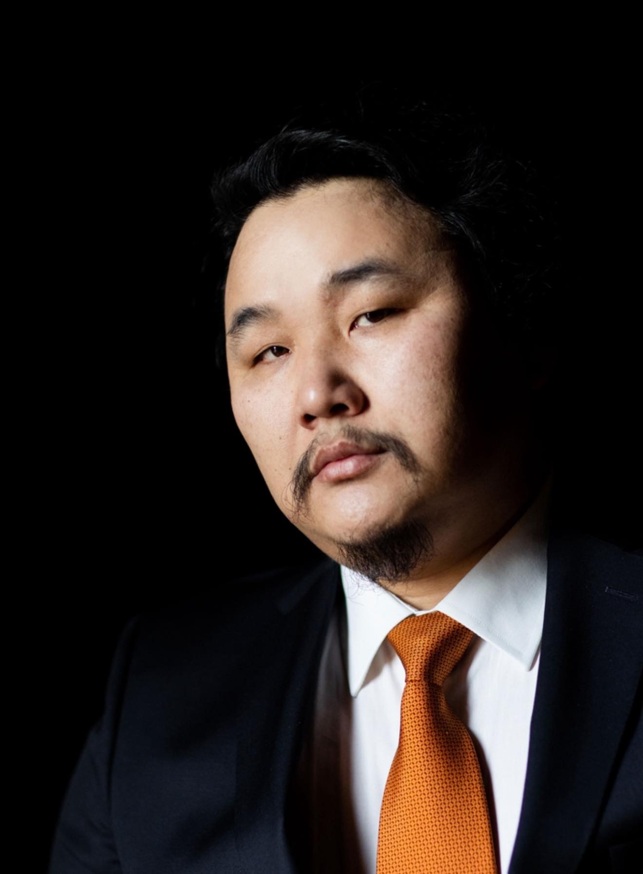 Най-търсеният днес баритон Амартувшин Енхбат дебютира в „Риголето“ на сцената на Софийската опера! ✨