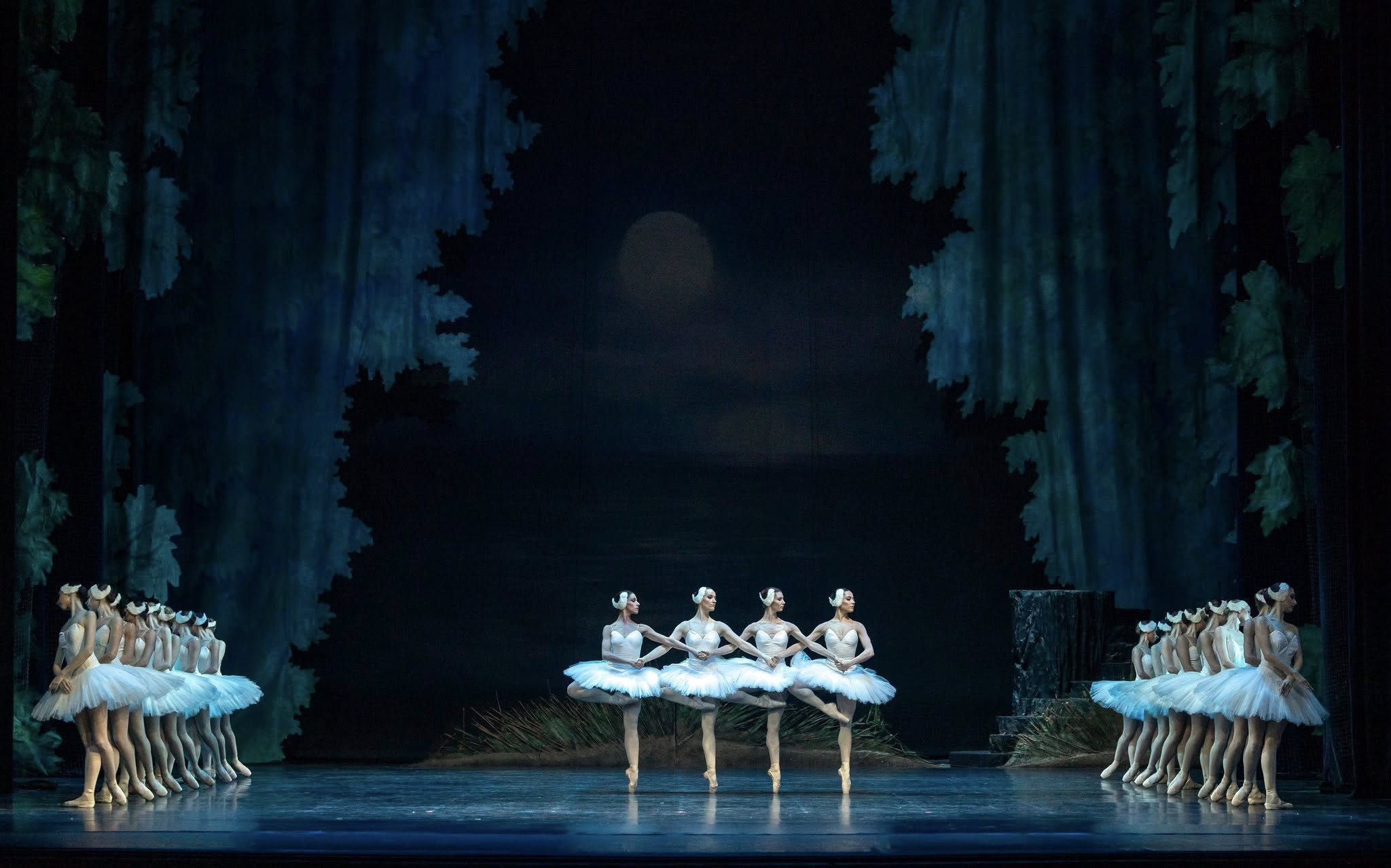 Снимка: ЛЕБЕДОВО ЕЗЕРО / SWAN LAKE by Pyotr Ilyich Tchaikovsky