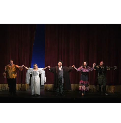 🌟 Френетични аплодисменти и възгласи „Браво!“