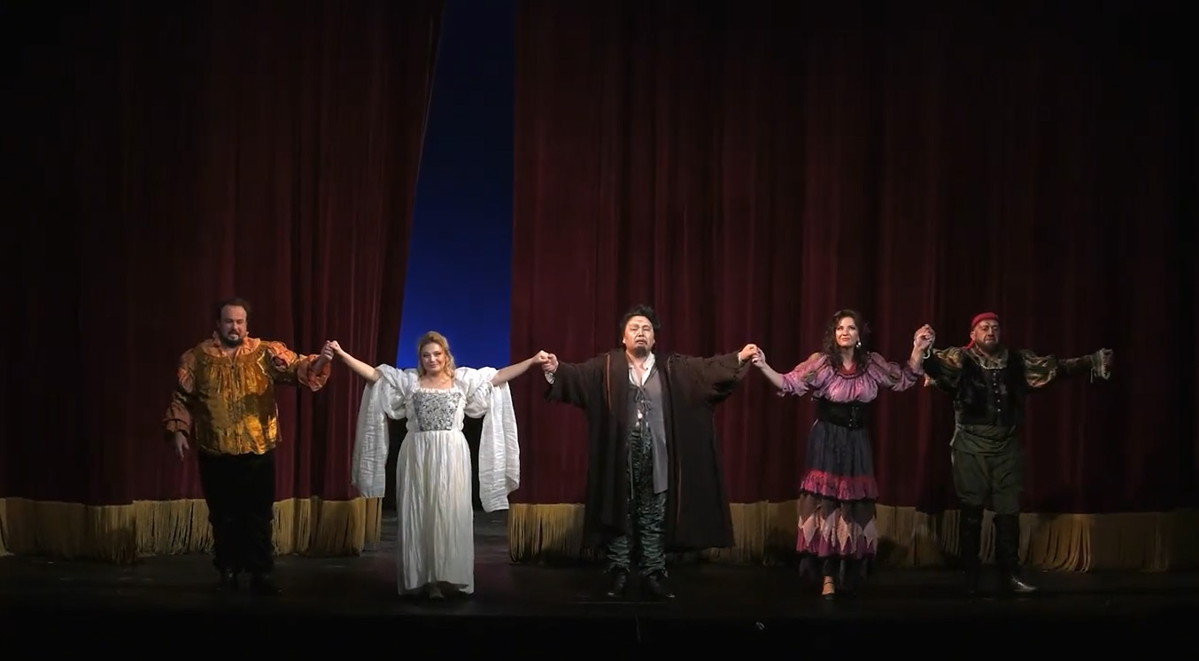 🌟 Френетични аплодисменти и възгласи „Браво!“