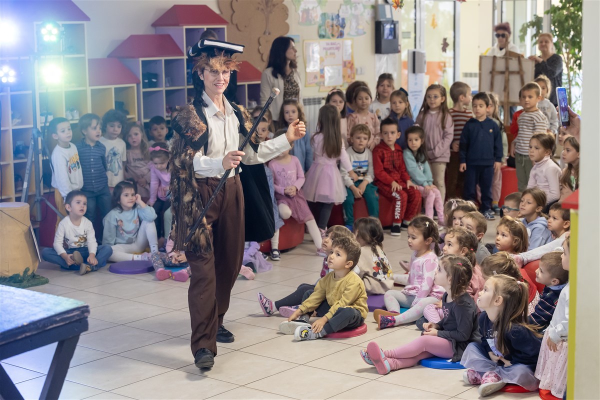 Децата от детска градина „Славия“ гледат „Мечо Пух” на 12 ноември