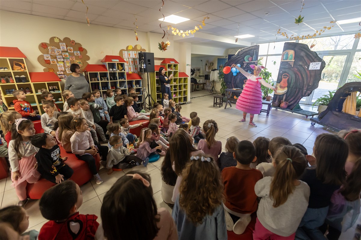 Снимка: Децата от детска градина „Славия“ гледат „Мечо Пух” на 12 ноември