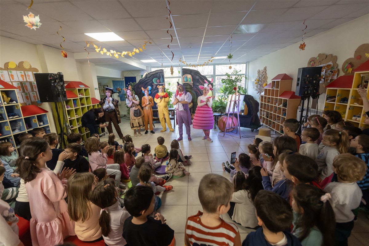 Децата от детска градина „Славия“ гледат „Мечо Пух” на 12 ноември