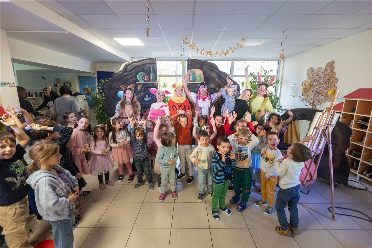 Снимка: Децата от детска градина „Славия“ гледат „Мечо Пух” на 12 ноември