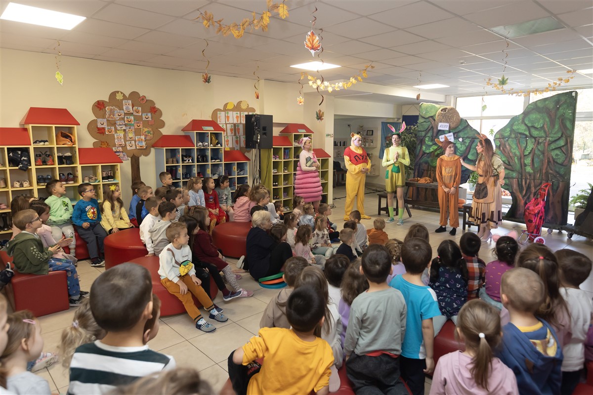 Снимка: Децата от детска градина „Славия“ гледат „Мечо Пух” на 12 ноември