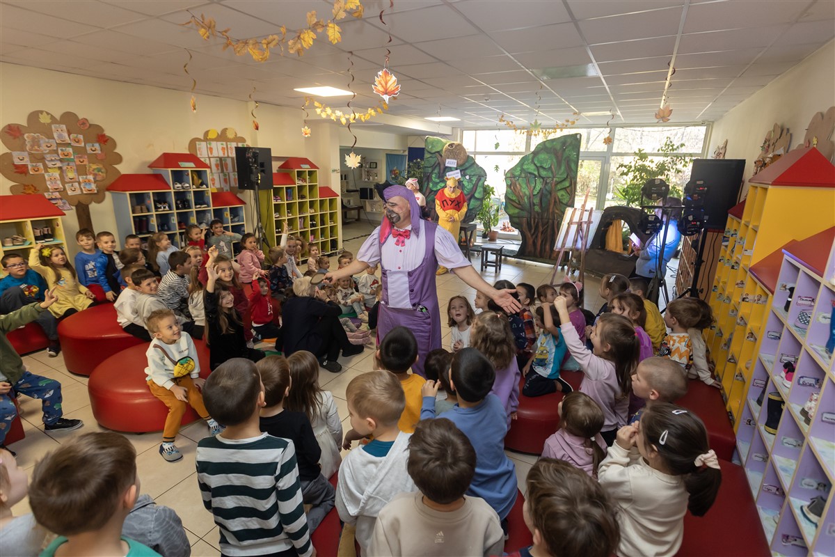 Снимка: Децата от детска градина „Славия“ гледат „Мечо Пух” на 12 ноември