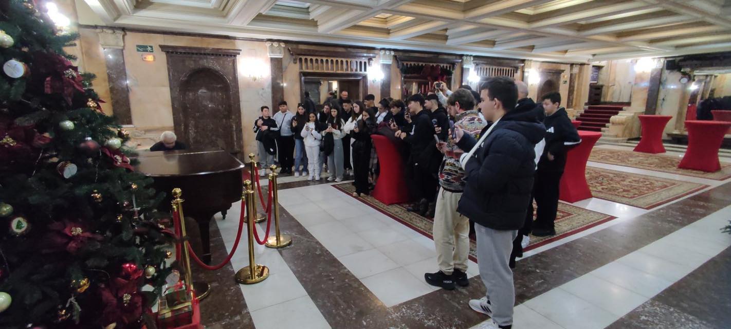 Трийсет младежи на 14–15 години избраха да направят пътуването си до София незабравимо в атмосферата на операта