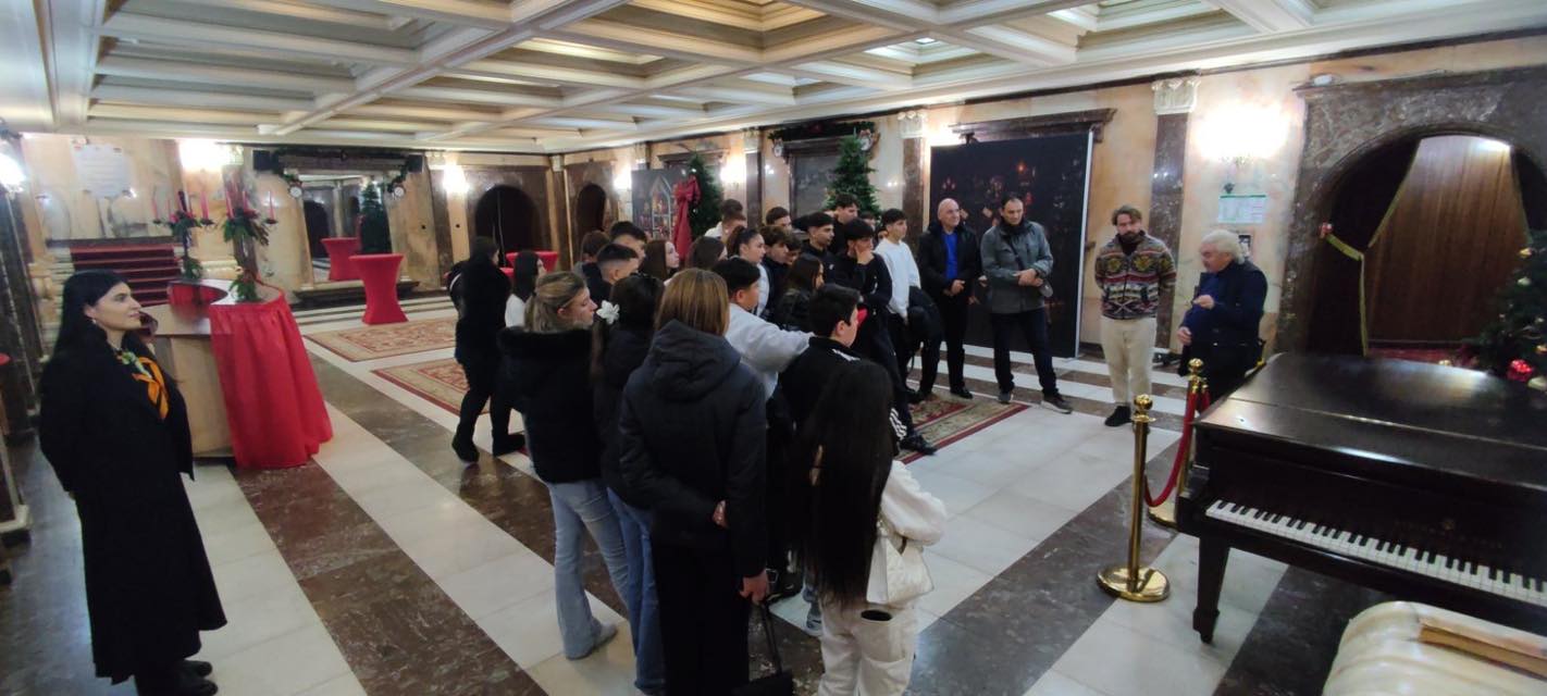 Трийсет младежи на 14–15 години избраха да направят пътуването си до София незабравимо в атмосферата на операта