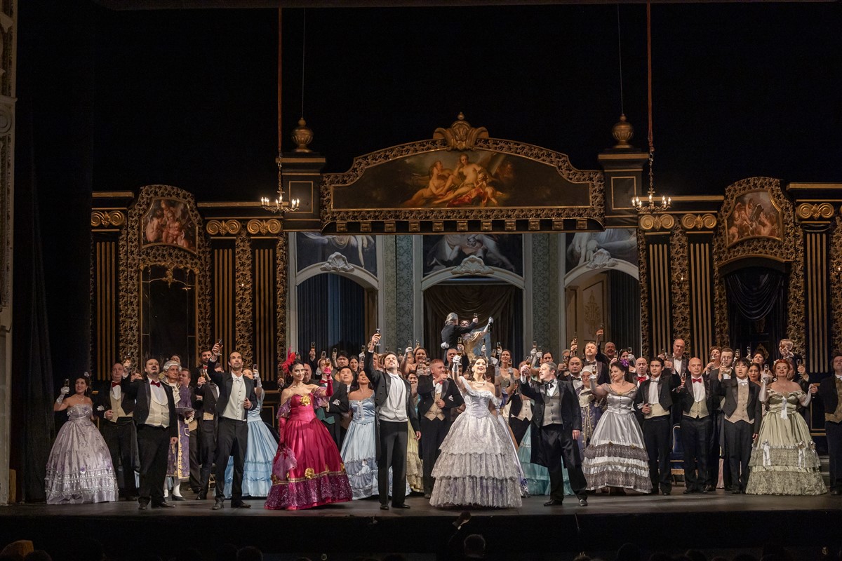 Бурни аплодисменти за великолепната постановка на Пламен Карталов на "Травиата" от Джузепе Верди. 🌟