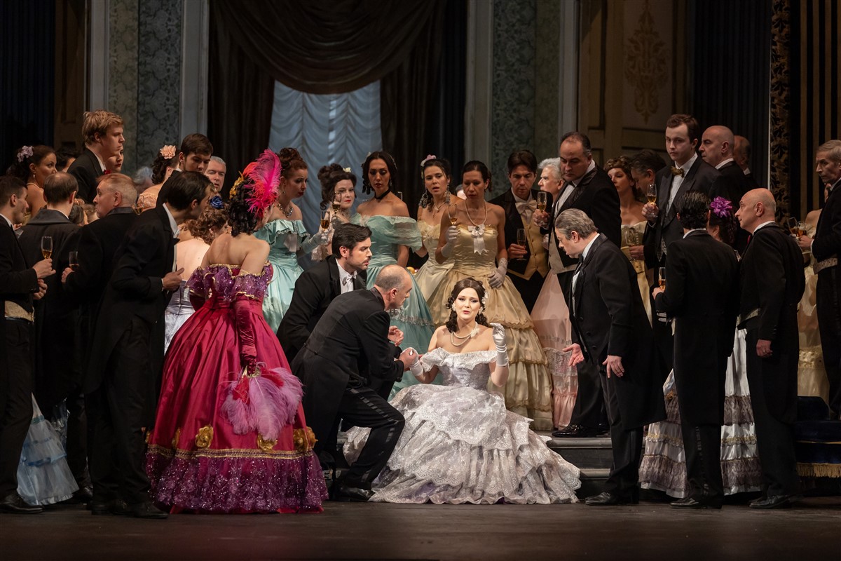 Бурни аплодисменти за великолепната постановка на Пламен Карталов на "Травиата" от Джузепе Верди. 🌟