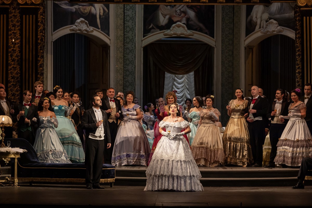 Възторжен аплауз за първия спектакъл на "Травиата" от Джузепе Верди на 11 декември ⭐️