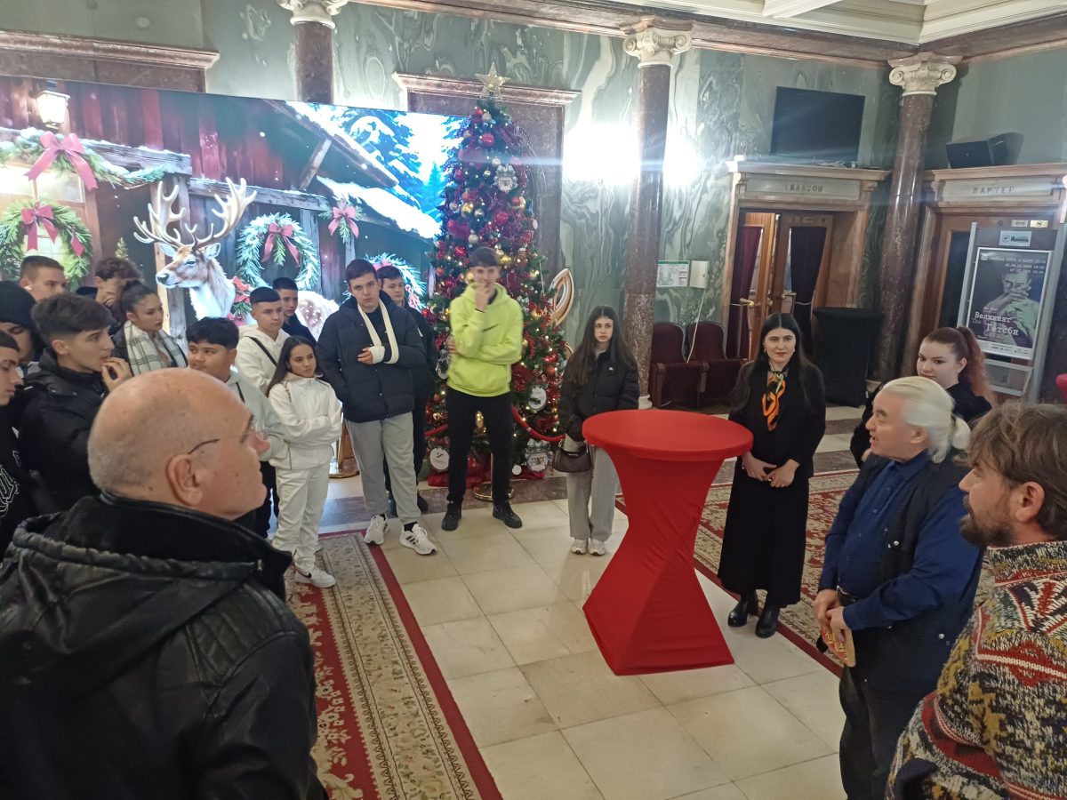 Снимка: На 12 декември 2025 г. като част от пътуването им до София, група гръцки ученици посетиха Софийската опера