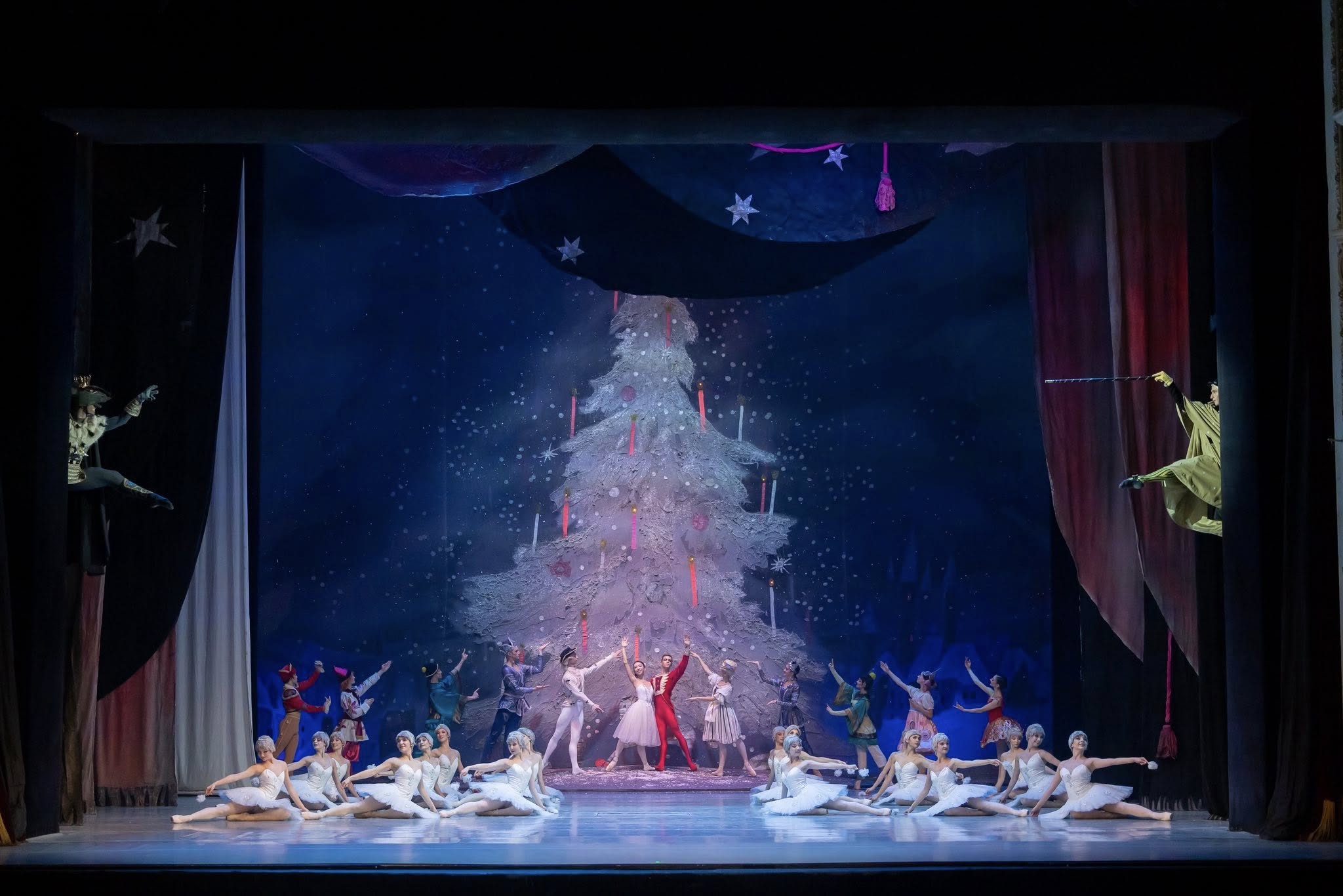 Прекрасни Ами Иноуе в ролята на Мари и Симеон Атанасов като Лешникотрошачката-принц