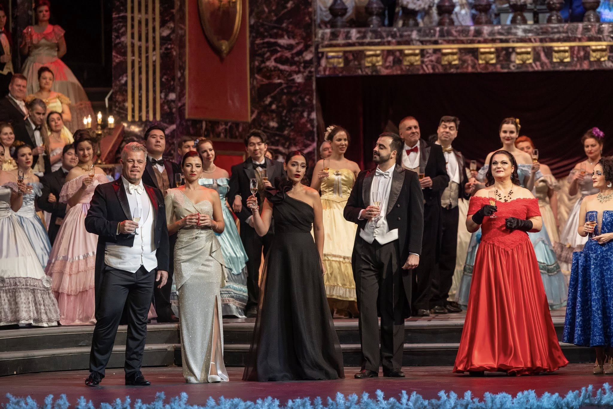 Снимка: Празнична атмосфера, блясък и вълнение изпълниха залата на Софийската опера и балет по време на първата Новогодишна гала вечер на 29 декември! ✨