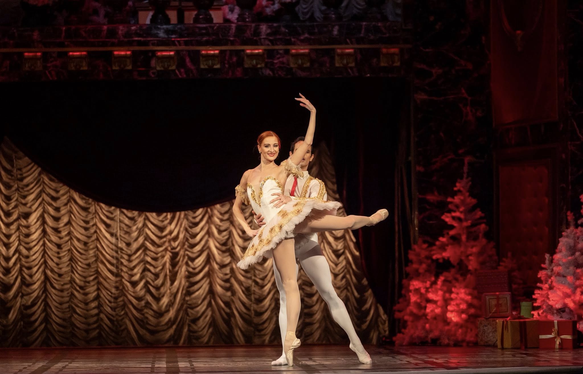 Снимка: Празнична атмосфера, блясък и вълнение изпълниха залата на Софийската опера и балет по време на първата Новогодишна гала вечер на 29 декември! ✨